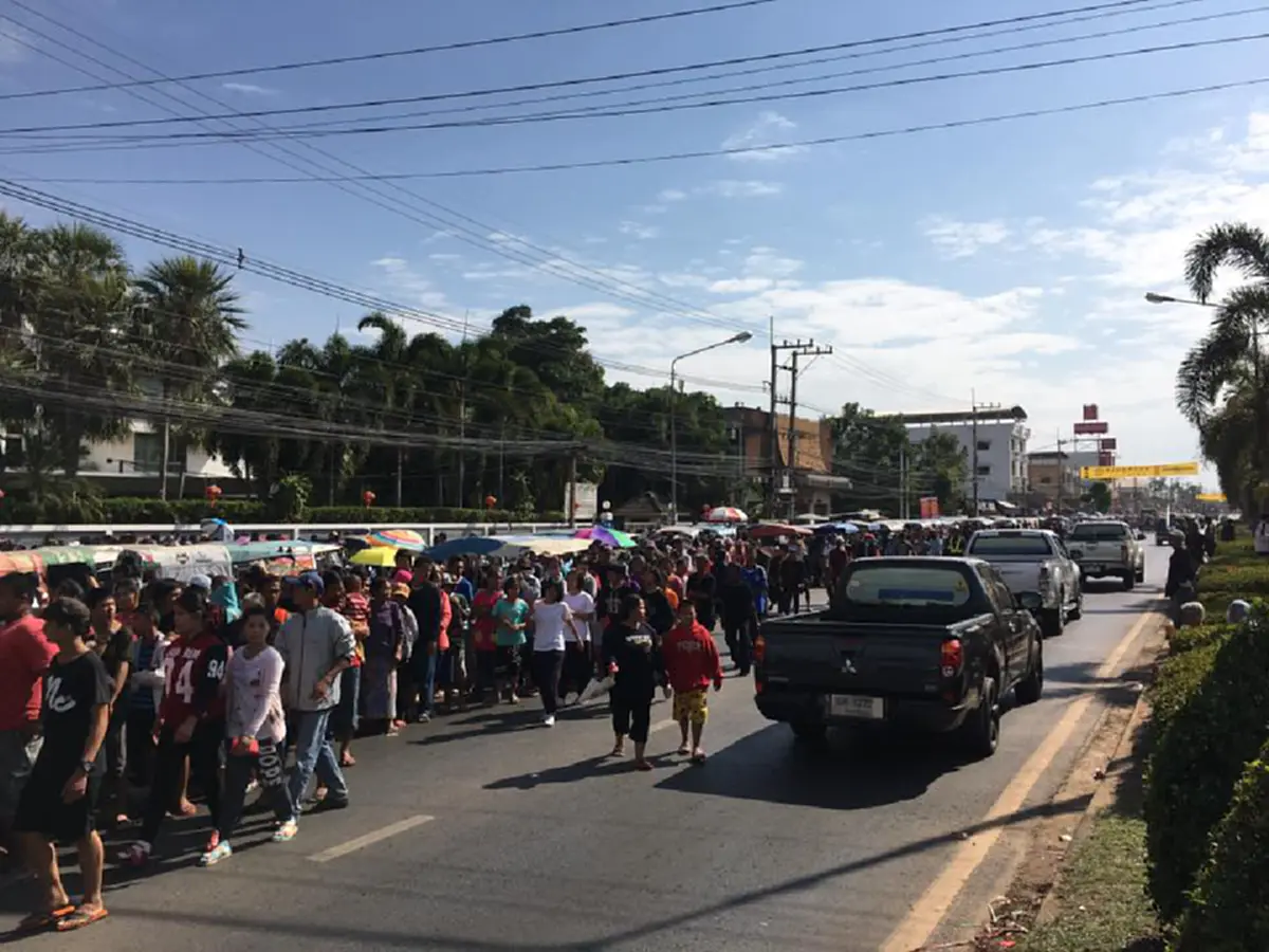 มาแล้ว ขวัญใจคนยาก!! "เสี่ยปรีชา" ใจป้ำ แจกอั่งเปาคนจนเมืองอุดรฯ กว่า 2 ล้านบาท ชาวบ้านต่อแถวยาวเป็นกิโล!!