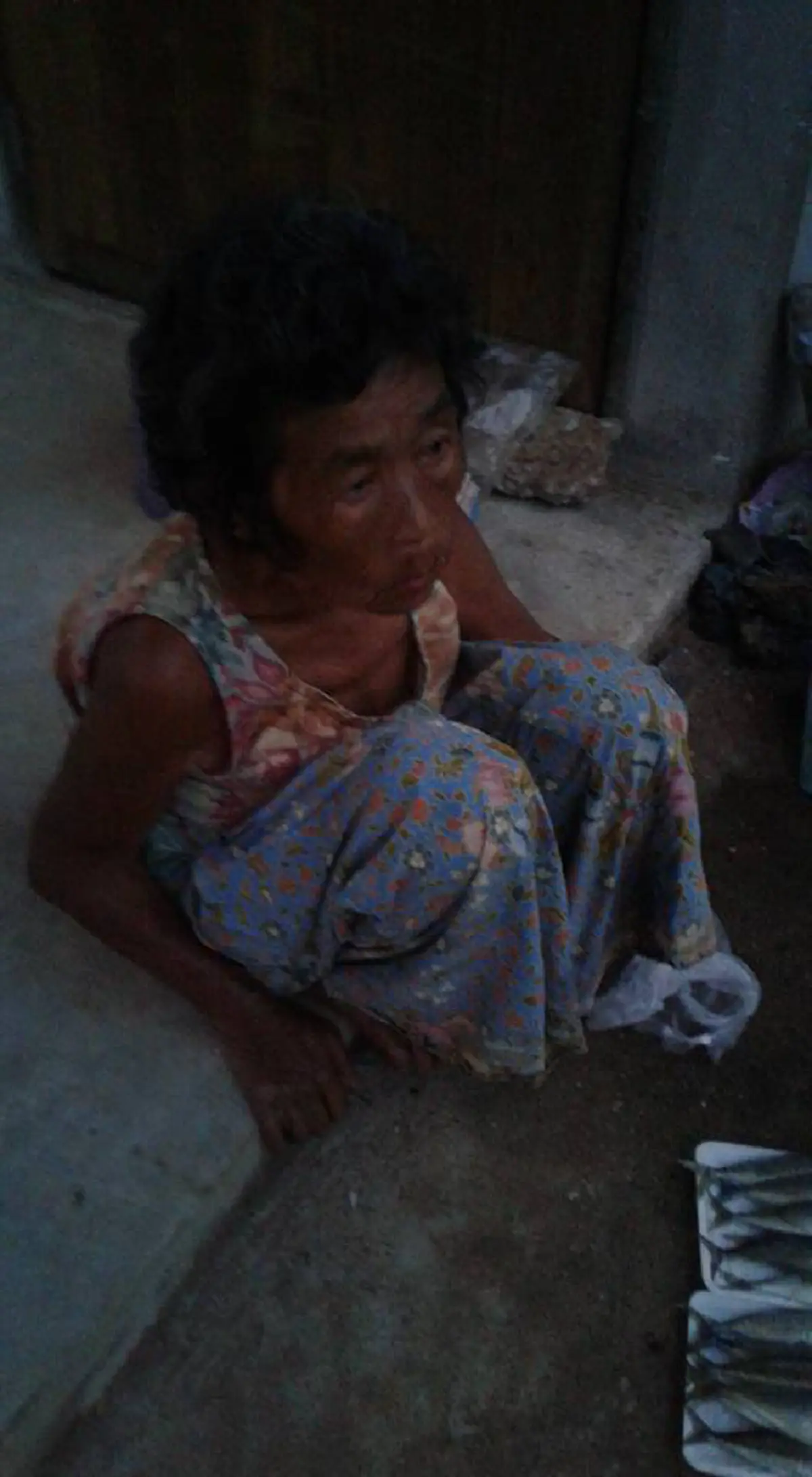 สุดเวทนาใจ... หญิงชราอาศัยในบ้านมืดลำพังกับแมว4ตัว ไร้เงินจุนเจือชีวิตหลังลูกสาวบุญธรรมแต่งงานออกบ้าน ซ้ำเดินไม่ได้ต้องคอยถัดเดินแทนเท้า!?!