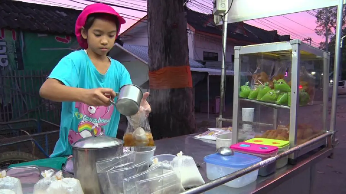 ดีงามจริงๆ!!! โลกโซเชียลแห่ชื่นชม "น้องอันอัน" ด.ญ.วัยแค่ 9 ขวบ แต่รู้กตัญญูช่วยช่วยพ่อแม่ขายน้ำเต้าหู้ หารายได้หลังเลิกเรียนแบ่งเบาภาระค่าใช้จ่าย (ชมคลิป)