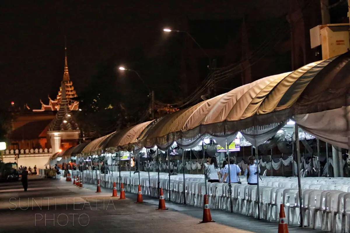 ซัดเต็มแรง!! "ช่างภาพดัง" โพสต์ติงโจ๋แต่งกายไม่เหมาะสมเข้ากราบ พระบรมศพ "ในหลวง ร.9" อัดยับ แค่นี้ทำไม่ได้ อยู่บ้านดีกว่า!!