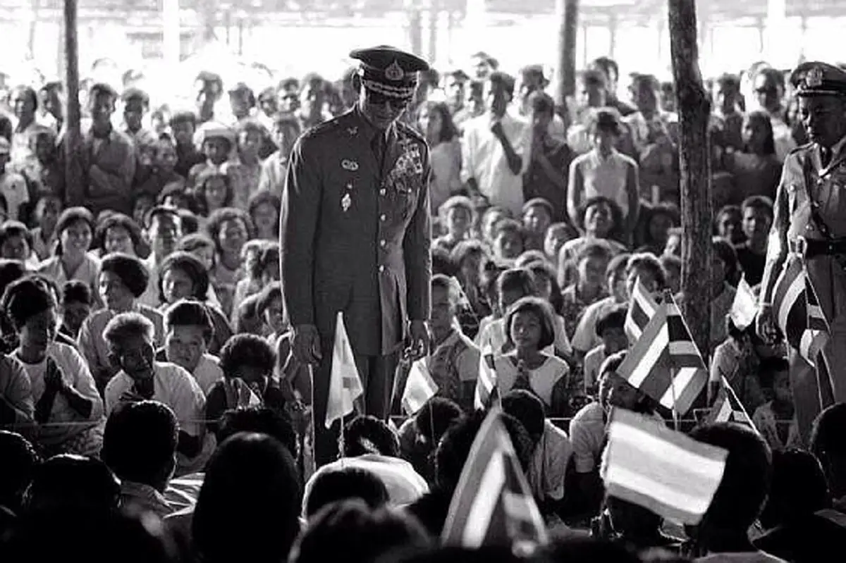  เป่าหัวให้ข้อยหน่อย ที่สุดแห่งน้ำพระทัย.. เมื่อในหลวง ร.9 ทรงพระเมตตาเด็กชายที่กำลังป่วย ในครั้งเสด็จเยี่ยมชาวอีสาน