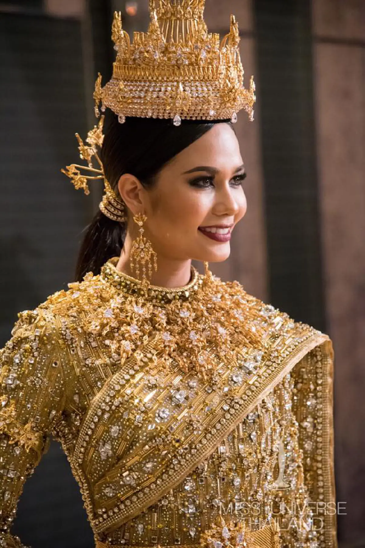 "Jewel Of Thailand" สุดอลังการ การออกแบบชุดประจำชาติ "น้ำตาล ชลิตา" ที่สุดของความประณีต ผสมผสานเทคโนโลยีล้ำสมัย !!!