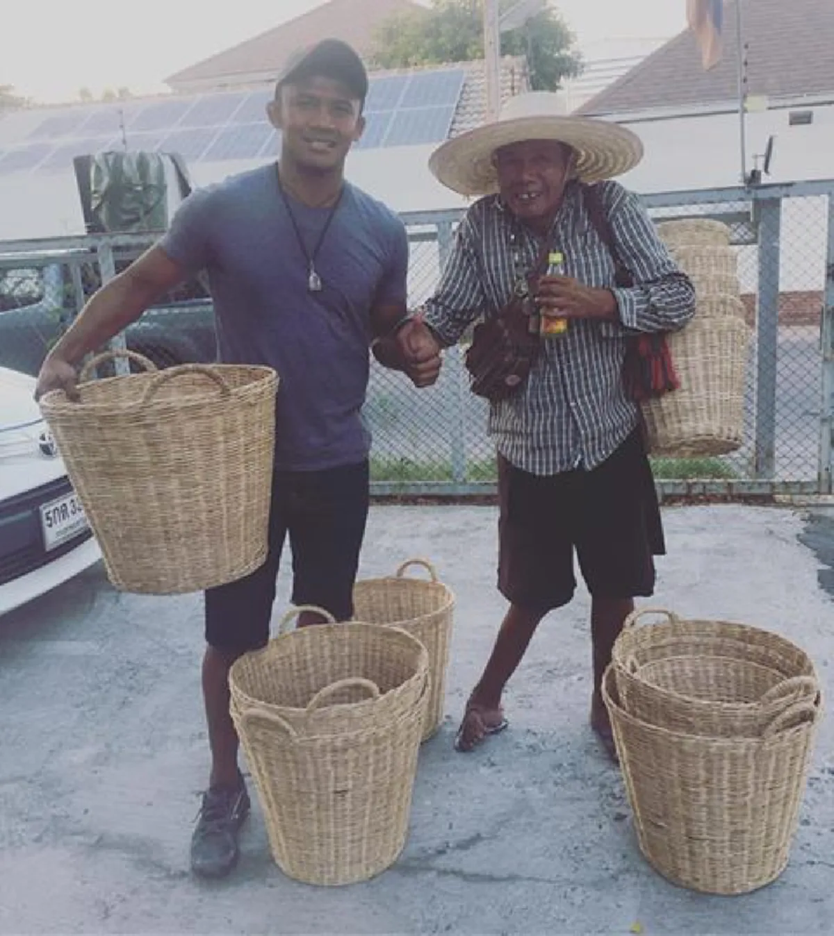 ใจดีจริงๆพ่อคู๊ณ!!! "บัวขาว" เจอลุงแบกขายตะกร้าขาย แขนพิการ ช่วยอุดหนุน แต่พอลุงเงยมองหน้าเท่านั้นแหละ ถึงกับน้ำตาไหล!!! 