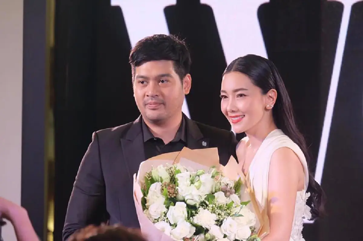 มุมนี้ก็มีนะ !!! "ต๊อด  ปิติ" ยอมพักทุกภารกิจเพื่อสิ่งนี้ หอบช่อดอกไม้ ยินดีภรรยาสาว "นุ่น"วรนุช เปิดตัวธุรกิจความงาม บอกเลย..หวานเว่อร์อ่ะ 