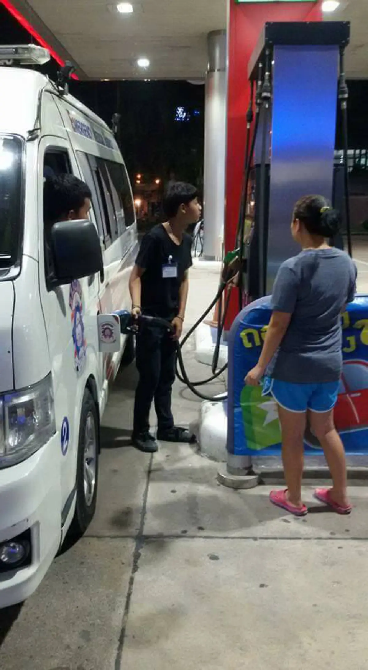 ชื่นใจจริงข่าวนี้!หนุ่มกู้ภัยถึงงง จอดรถมูลนิธิฯเติมน้ำมันจู่ๆมีสาวถือบัตรเครดิตมาเคาะกระจกก่อนแสดงน้ำใจที่ชาวเน็ตต้องยอมไลค์แชร์สนั่นให้เธอ