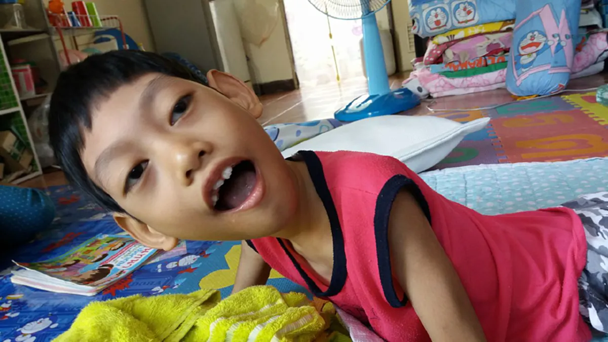 ช่วยกันแชร์!!! น่าสงสารชีวิต เด็กชายวัย8ขวบ พิการทางสมองโรครุมเร้า วอนผู้ใจบุญเมตตา(ชมคลิป)