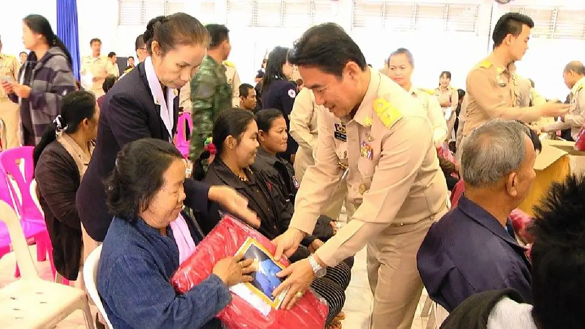 ด้วยพระมหากรุณาธิคุณ!!!มูลนิธิราชประชานุเคราะห์ ในพระบรมราชูปถัมภ์ มอบผ้าห่ม 1,000 ผืนคลายหนาวชาวนครพนม