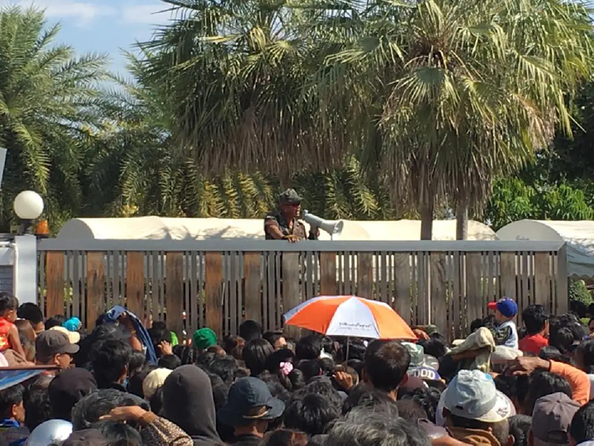 มาแล้ว ขวัญใจคนยาก!! "เสี่ยปรีชา" ใจป้ำ แจกอั่งเปาคนจนเมืองอุดรฯ กว่า 2 ล้านบาท ชาวบ้านต่อแถวยาวเป็นกิโล!!