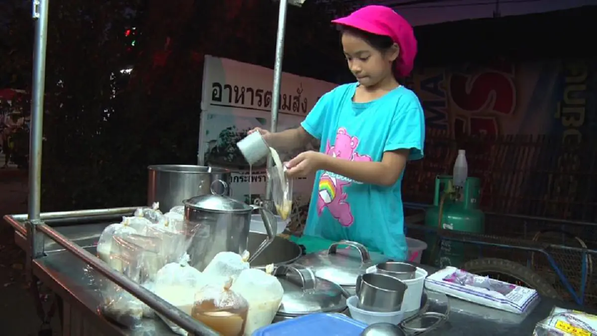 ดีงามจริงๆ!!! โลกโซเชียลแห่ชื่นชม "น้องอันอัน" ด.ญ.วัยแค่ 9 ขวบ แต่รู้กตัญญูช่วยช่วยพ่อแม่ขายน้ำเต้าหู้ หารายได้หลังเลิกเรียนแบ่งเบาภาระค่าใช้จ่าย (ชมคลิป)