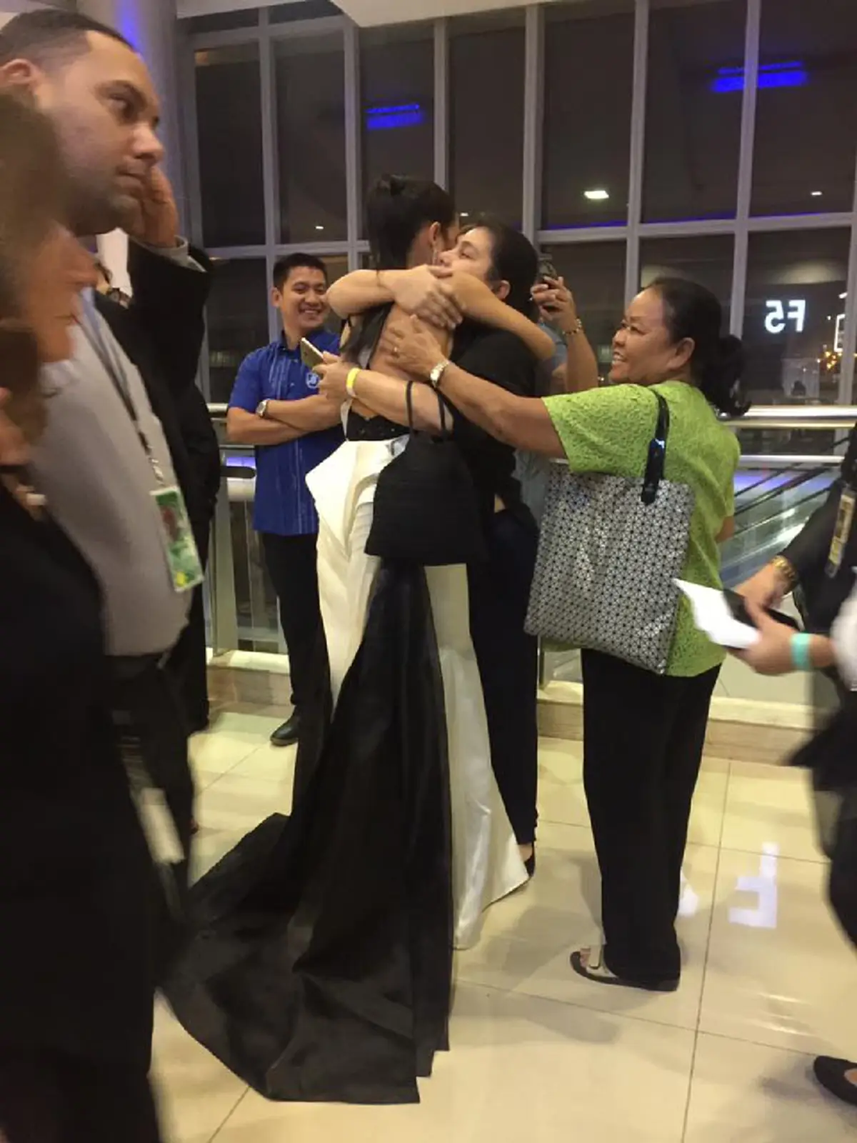 กอดนี้คือพลัง!!! นาทีแม่โผเข้ากอด "น้ำตาล ชลิตา" ในวันแรกที่ได้พบกัน นี่คือกำลังใจที่ยิ่งใหญ่ สู่ความสง่างามที่สุดบนเวทีพรุ่งนี้!!! 