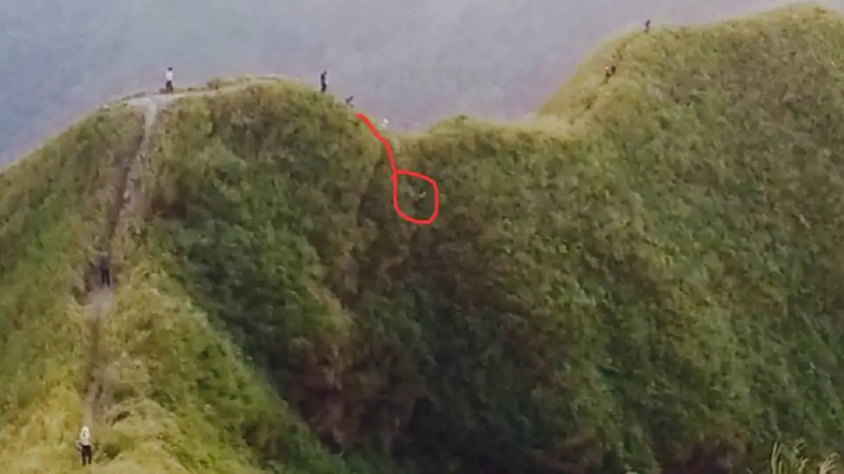 เปิดภาพช็อตต่อช็อต!!! วินาทีสลด สาวพลัดตก "เขาช้างเผือก"  ลึกกว่า 20 เมตร ก่อนตกถึงพื้นได้รับบาดเจ็บสาหัส!!! (ภาพ+คลิป)