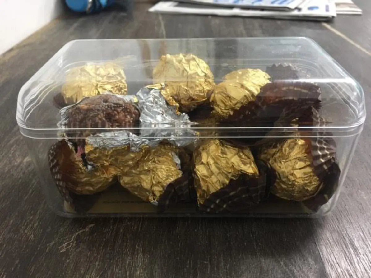 อ้วกแทบพุ่ง !! หนุ่มสุดช็อคร้องทีนิวส์ แกะขนม ferrero ของขวัญปีใหม่ เจอเต็มๆ ขนมมีตุ่ม ยึกยือ น่าสยอง ทั้งที่ยังไม่หมดอายุ (ภาพ) 