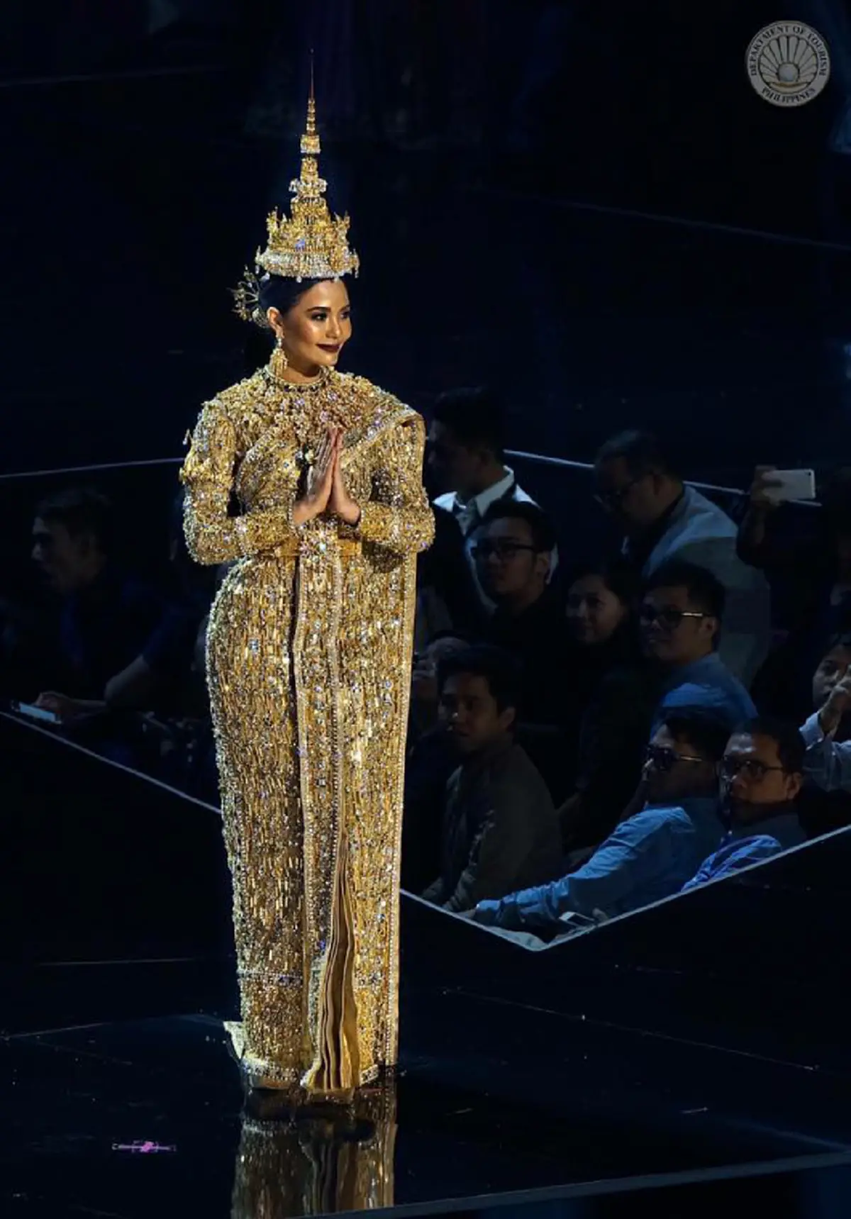 สุดตื้นตัน!!! "น้ำตาล ชลิตา" น้ำตาคลอบนเวทีในวินาทีพิธีกร กล่าวถึงแรงบันดาลใจของ "ชุดประจำชาติ" มาจากฉลองพระองค์ "พระราชินี" (ชมคลิป)