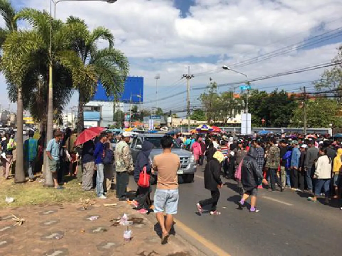 มาแล้ว ขวัญใจคนยาก!! "เสี่ยปรีชา" ใจป้ำ แจกอั่งเปาคนจนเมืองอุดรฯ กว่า 2 ล้านบาท ชาวบ้านต่อแถวยาวเป็นกิโล!!