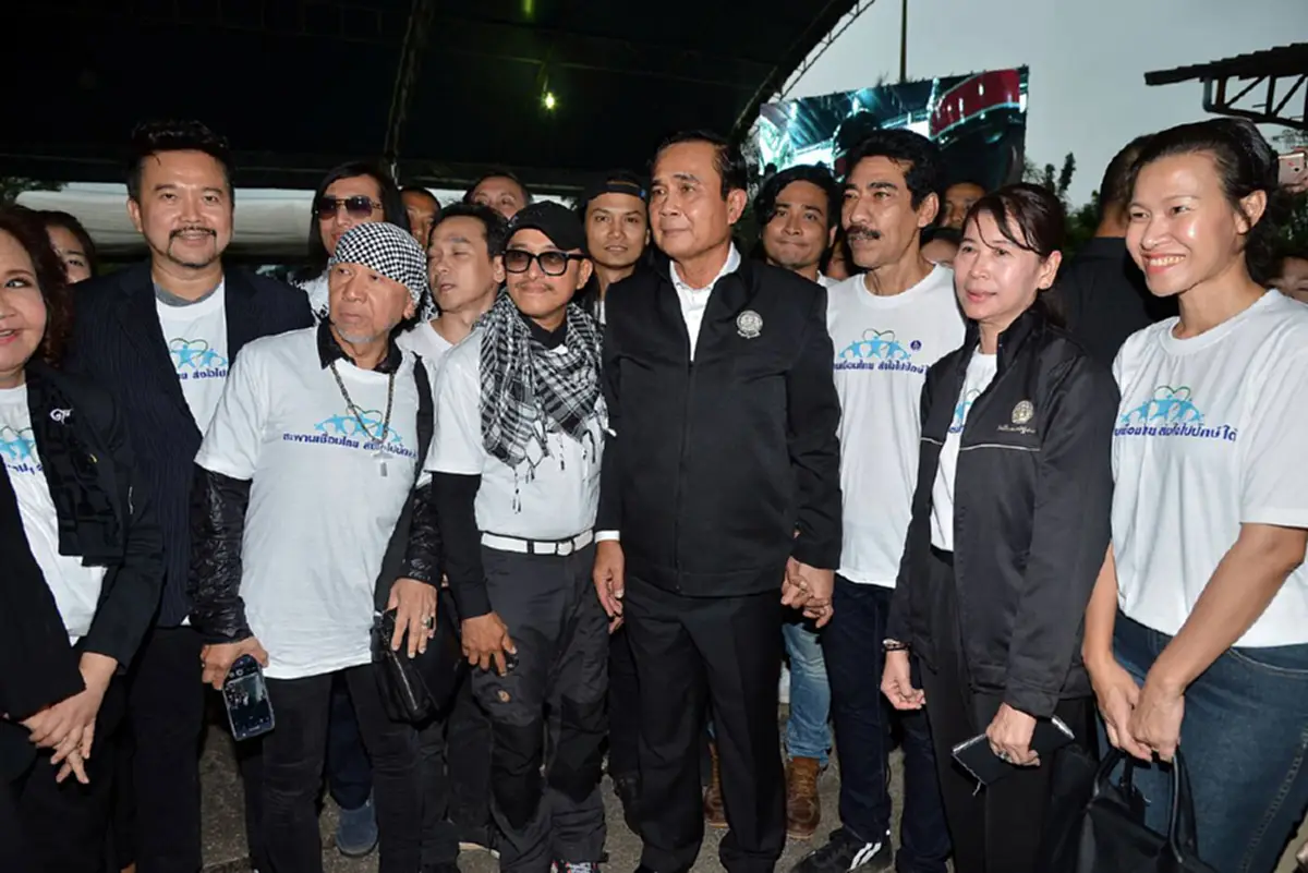 เรียกรอยยิ้ม !บรรยากาศ"ลุงตู่" ลงพื้นที่"จ.สุราษฎร์ฯ"ลุยช่วยน้ำท่วม  พร้อมช็อตประทับใจ"เซลฟี่"อย่างเป็นกันเองกับนักเรียนอาชีวศึกษาฯ (ภาพชุด)