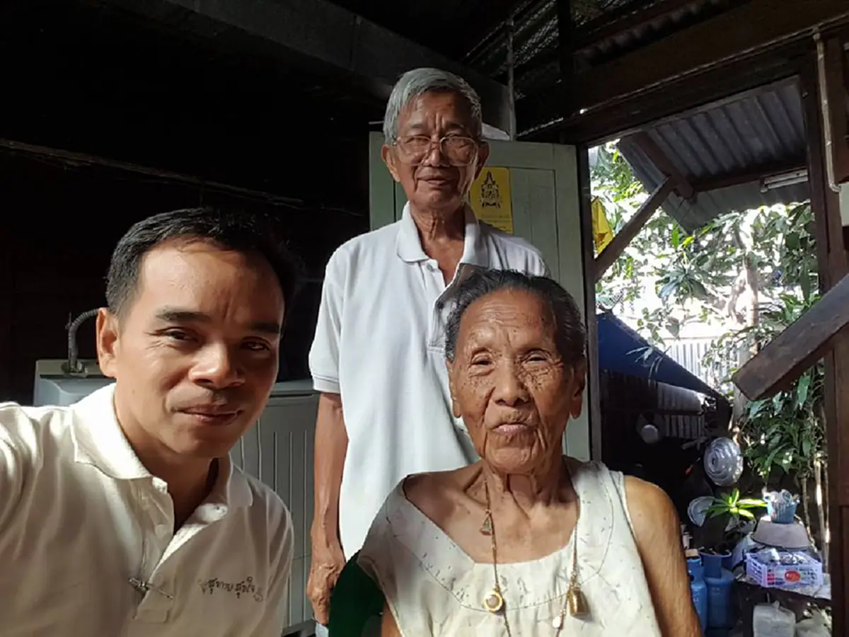 ฟ้ามีตา!! ทนายดังรุดช่วยยายวัย 95 โดนหลอกโอนทรัพย์สินเกือบหมดตัว จนคนในโลกโซเชียลเม้นท์ด่าคนหลอกใจร้ายกระจาย!!