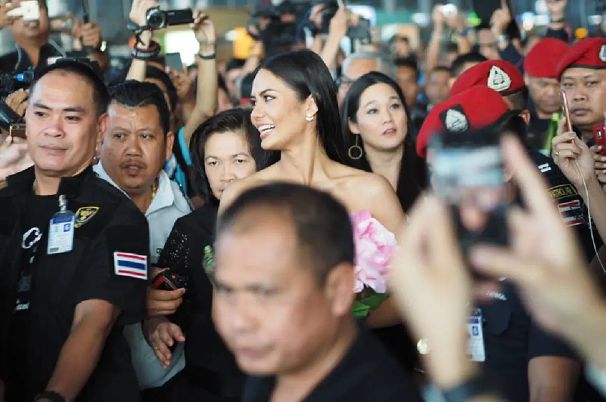 พระองค์ท่านคือกำลังใจ!!! "น้ำตาล ชลิตา" เปิดใจครั้งแรก หลังตอบคำถามบนเวที กล่าวถึง "ในหลวง ร.๙" ฟังเหตุผลของเธอถึงกับน้ำตาซึม!!! (มีคลิป)