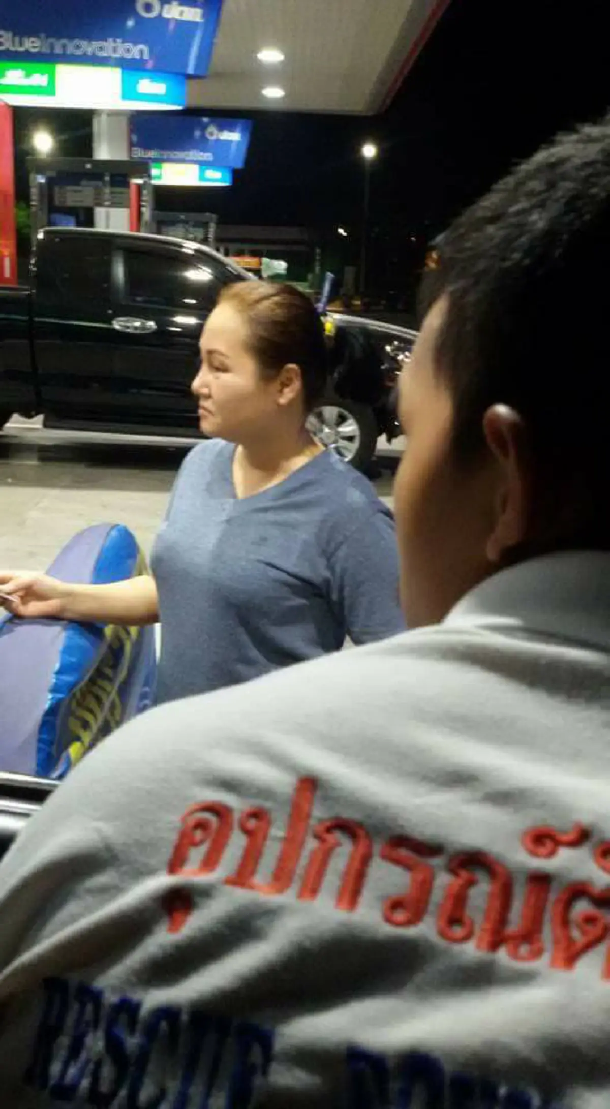 ชื่นใจจริงข่าวนี้!หนุ่มกู้ภัยถึงงง จอดรถมูลนิธิฯเติมน้ำมันจู่ๆมีสาวถือบัตรเครดิตมาเคาะกระจกก่อนแสดงน้ำใจที่ชาวเน็ตต้องยอมไลค์แชร์สนั่นให้เธอ