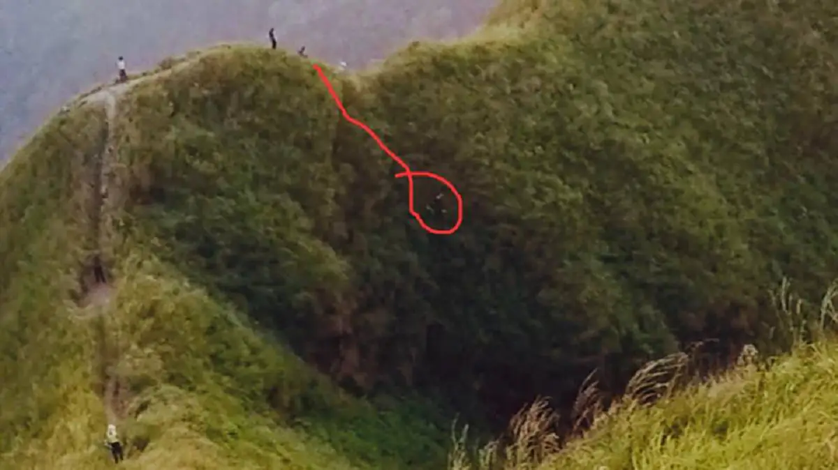 เปิดภาพช็อตต่อช็อต!!! วินาทีสลด สาวพลัดตก "เขาช้างเผือก"  ลึกกว่า 20 เมตร ก่อนตกถึงพื้นได้รับบาดเจ็บสาหัส!!! (ภาพ+คลิป)