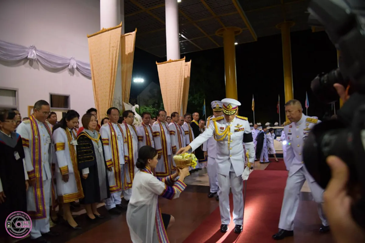 ทรงพระเจริญ! ภาพเเห่งความประทับใจ "ในหลวงร.10" ทรงเปี่ยมล้นด้วยพระเมตตา ต่อบัณฑิต "มหาวิทยาลัยราชภัฏอุบลราชธานี" (มีภาพ)