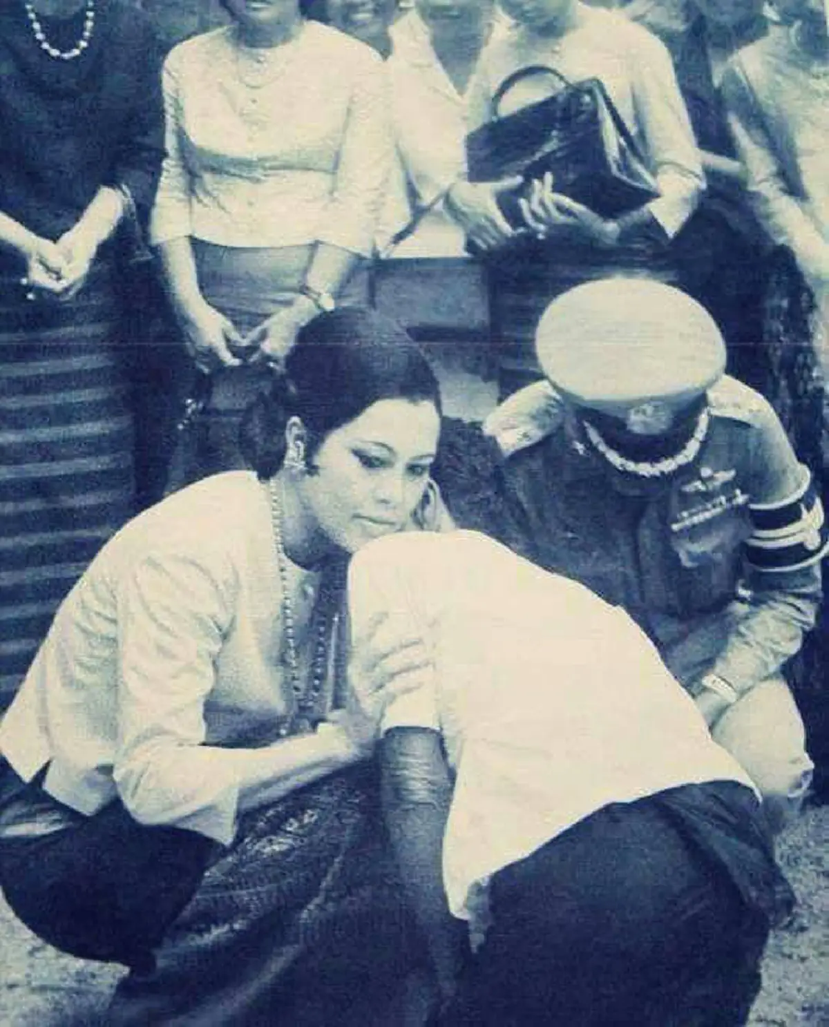 "ไปบอกเจ้าหนี้นะคะ ว่าพระราชินีจะใช้หนี้ให้" ด้วยน้ำพระราชหฤทัยของพระองค์ (สมเด็จพระราชินีฯ) ทรงใช้หนี้ให้กับชาวบ้านที่มาเข้าเฝ้า