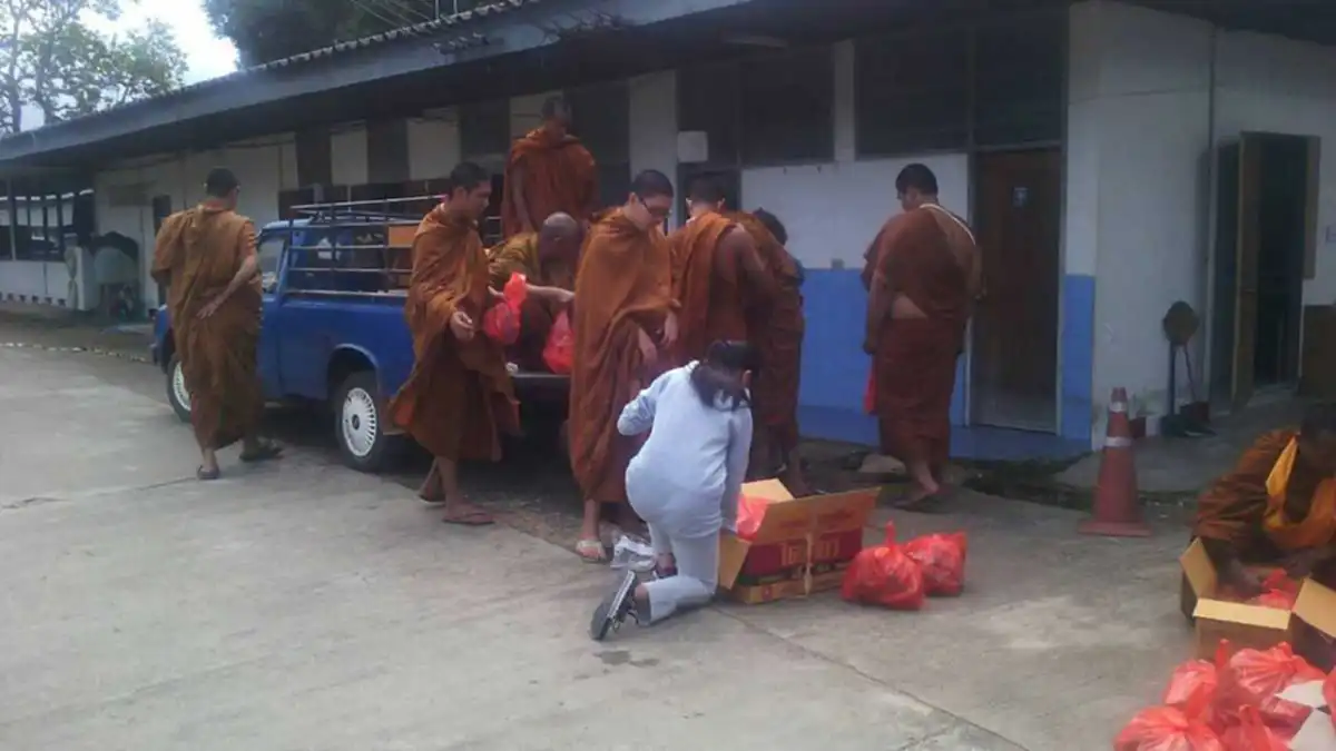 เสียงสาธุดังลั่น!! ชาวเชียงดาวกราบหัวใจพระสงฆ์ทำสิ่งที่ผู้ป่วยในรพ.มีขวัญกำลังใจสู้โรคอยู่ดำรงชีวิตอย่างน่าอัศจรรย์