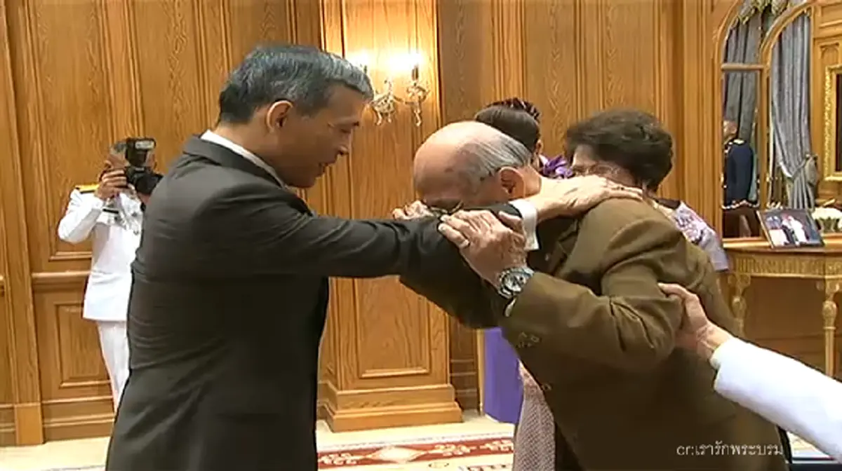 รวม 32 เรื่องราวประทับใจ สมเด็จพระบรมโอรสาธิราชฯ ทรงปฏิบัติพระราชกรณียกิจเพื่อทรงแบ่งเบาพระราชภาระของในหลวง รัชกาลที่ 9 (ภาพชุด+รายละเอียด)