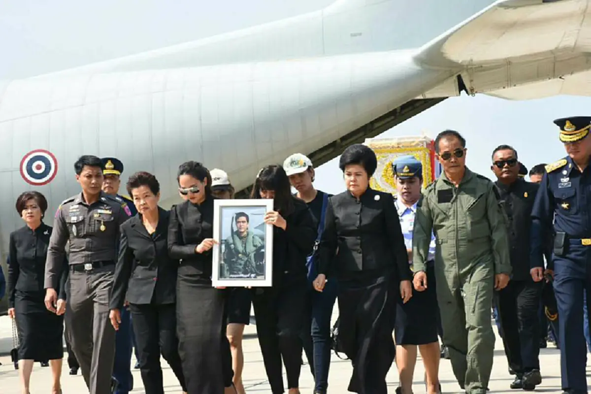 พ่อ "น.ต.ดิลกฤทธิ์ ปัถวี" เดินทางรับศพลูกชายอย่างองอาจ...แม้หัวใจจะเจ็บปวด แทบแตกสลาย ก็ตาม....(รายละเอียด)