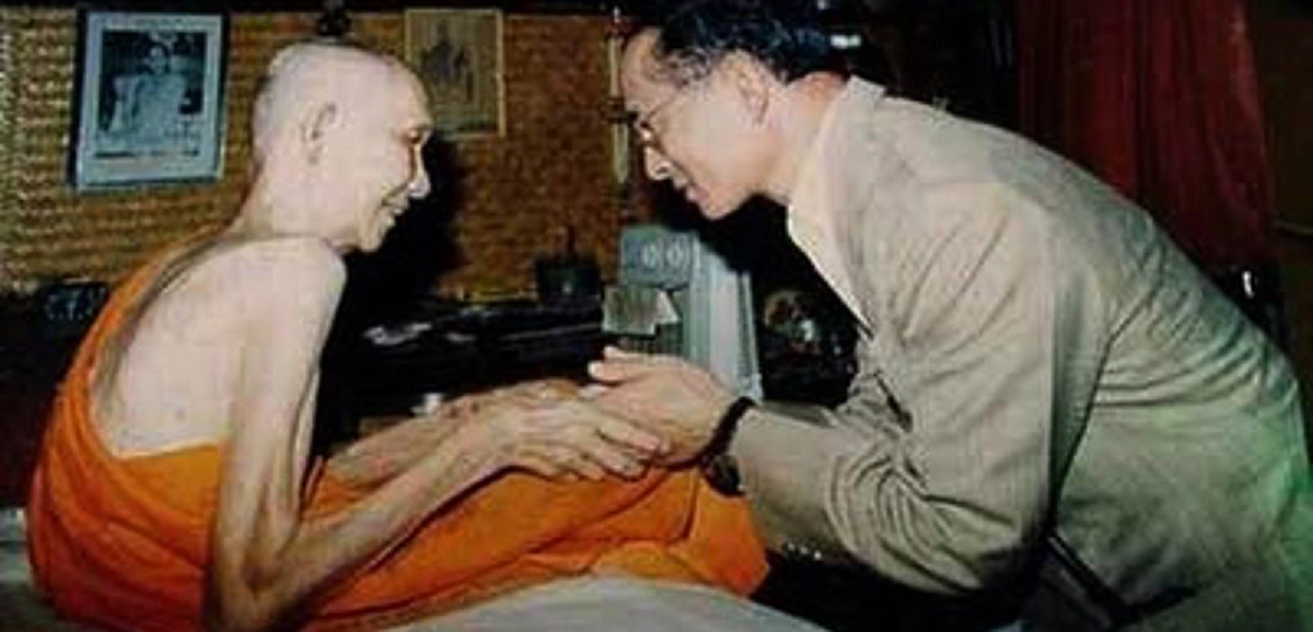 "อยากฟังธรรมะ ให้ไปหาท่านพุทธทาส อยากไหว้พระปฏิบัติดี ให้ไปไหว้หลวงปู่ดู่ วัดสะแก" หลวงพ่อเกษม มักบอกลูกศิษย์เสมอ เพราะเหตุใด? ในนี้มีคำตอบ!