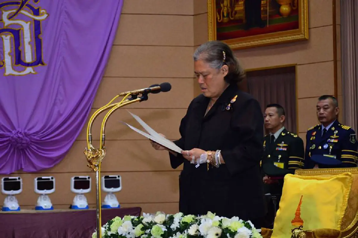 "พ่อฉันก็ทำอย่างนี้เหมือนกัน" พระเทพฯ ทรงงานทั้งพระหัตถ์คาเข็มน้ำเกลือ เช่นเดียวกับ ร.9 ทรงงานขณะประทับ รพ.ศิริราช...เป็นบุญของคนไทย #ร่มบารมีจักรีวงศ์