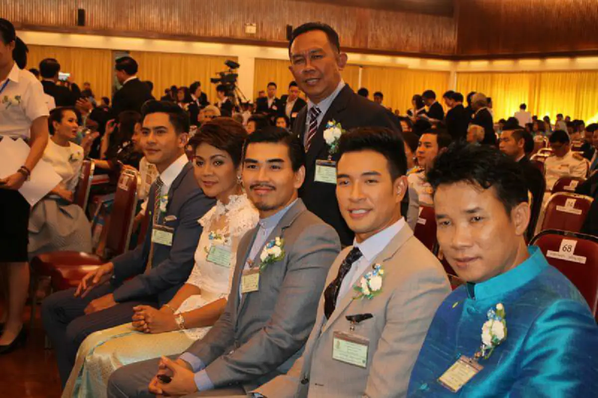 เต้ย พงศกร -จ๊ะ อาร์สยาม นำทีมศิลปิน ดารา เข้ารับประทานรางวัล "ลูกกตัญญู" ประจำปี 2559