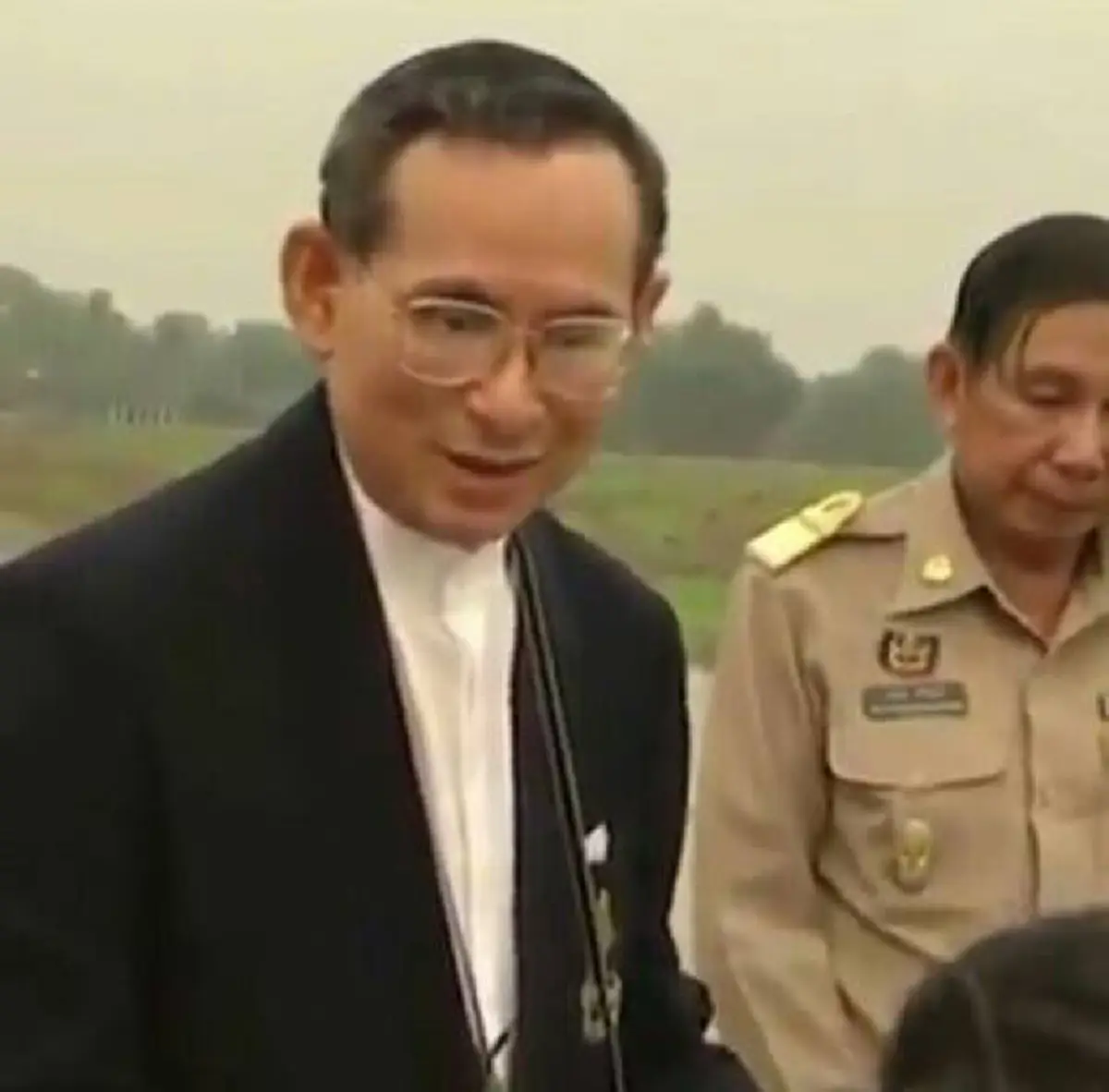 "ดูกี่ครั้งน้ำตาก็ไหล" ในหลวง ร.๙ ทรงห่วงใยพสกนิกรเรื่องของการบริหารจัดการน้ำ พร้อมฟังพระสุรเสียงของพระองค์ (ชมคลิป)