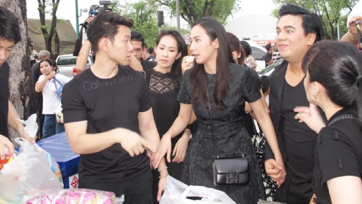 "อั้ม พัชราภา" ถวายสักการะพระบรมศพ ในหลวง รัชกาลที่ 9 (ชมคลิป)