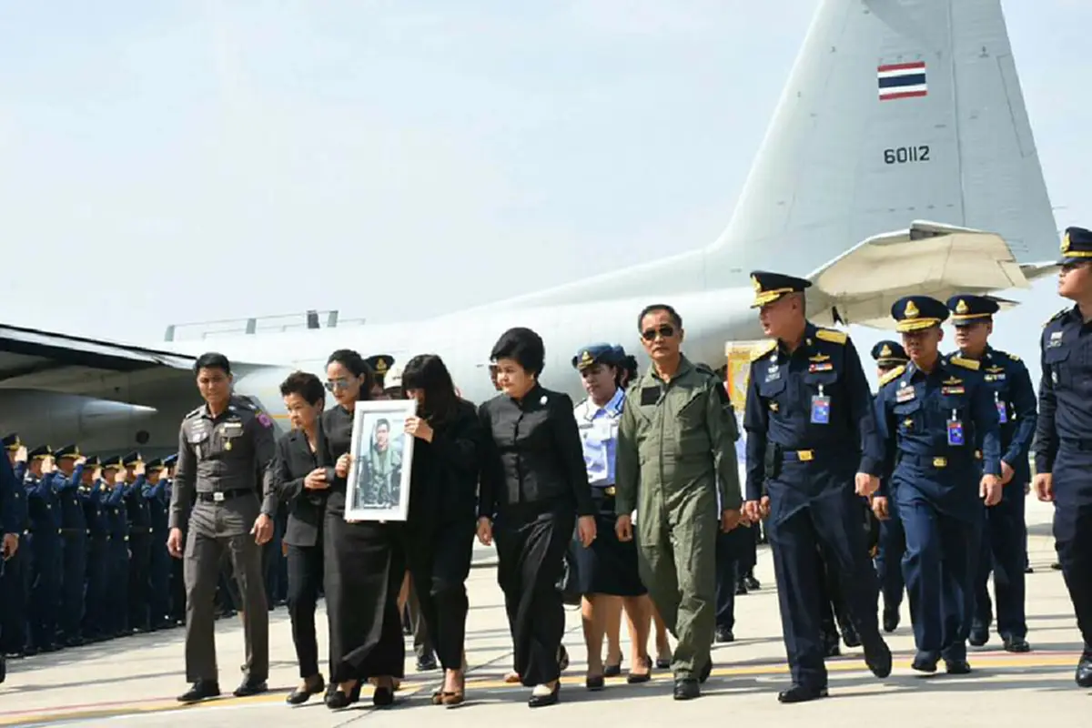พ่อ "น.ต.ดิลกฤทธิ์ ปัถวี" เดินทางรับศพลูกชายอย่างองอาจ...แม้หัวใจจะเจ็บปวด แทบแตกสลาย ก็ตาม....(รายละเอียด)