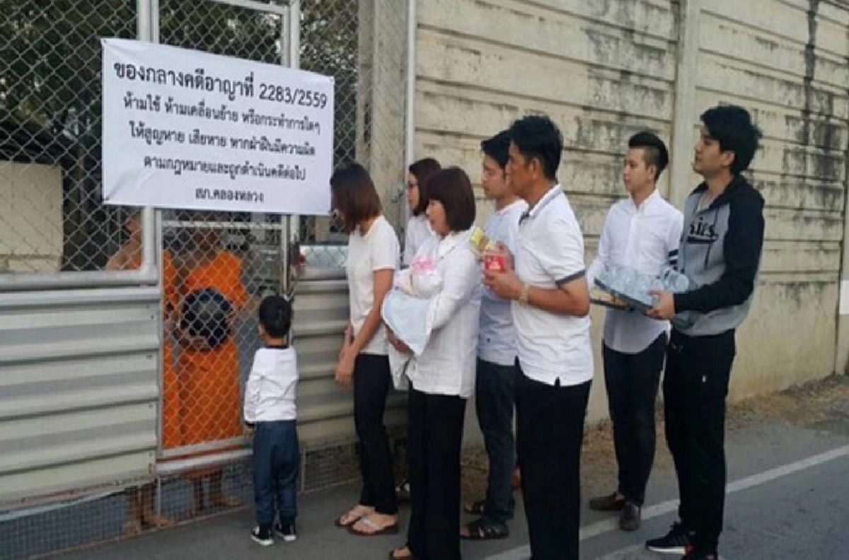 สื่ออะไร !?!? "วัดพระธรรมกาย" แชร์ภาพ "สามเณร" ...ทิ้งท้ายให้เจ้าหน้าที่ งง กำลังขัดขวางการปฏิบัติศาสนกิจ (รายละเอียด)