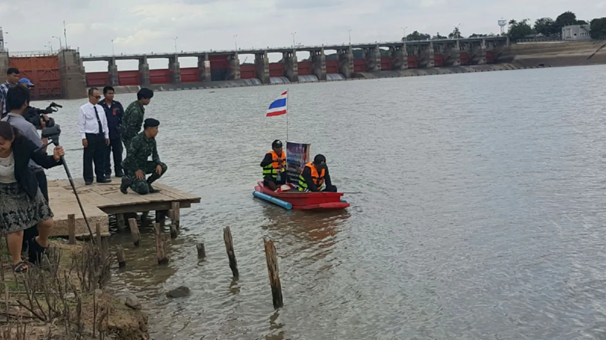 เหตุผล จากหัวใจ!! 2 หนุ่มพายเรือข้ามแม่น้ำ ข้ามจังหวัดมุ่งหน้าเข้ากทม.เพื่อถวายสักการะพระบรมศพ "ในหลวง ร.9"  