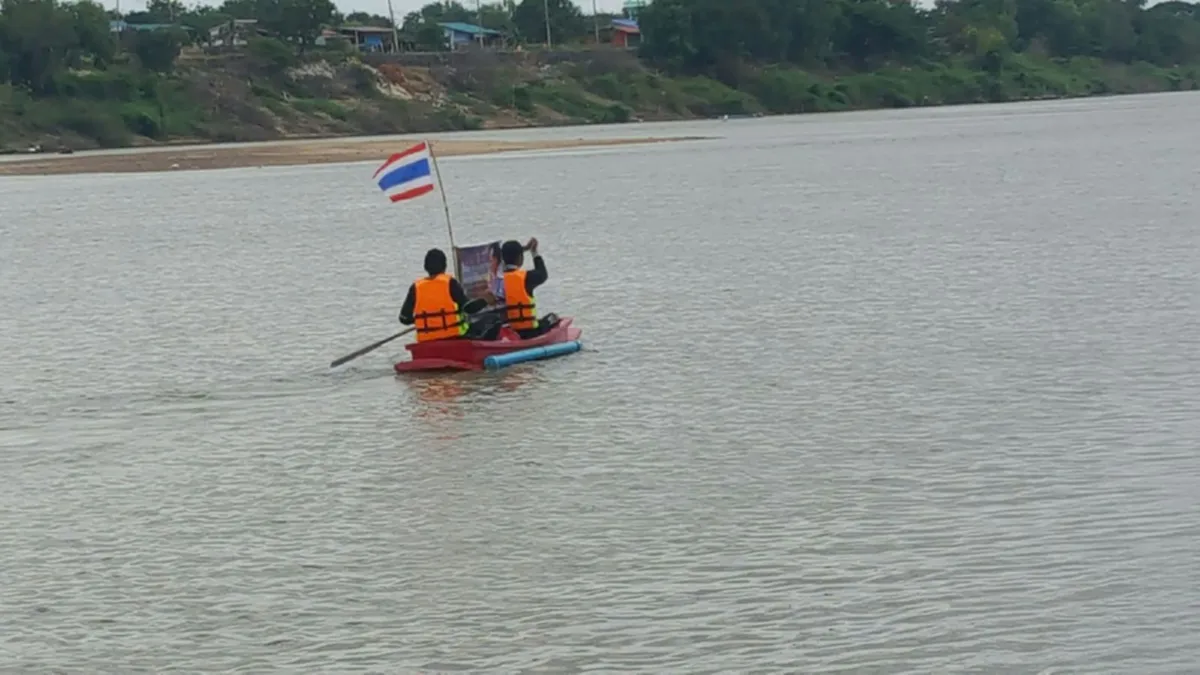 เหตุผล จากหัวใจ!! 2 หนุ่มพายเรือข้ามแม่น้ำ ข้ามจังหวัดมุ่งหน้าเข้ากทม.เพื่อถวายสักการะพระบรมศพ "ในหลวง ร.9"  