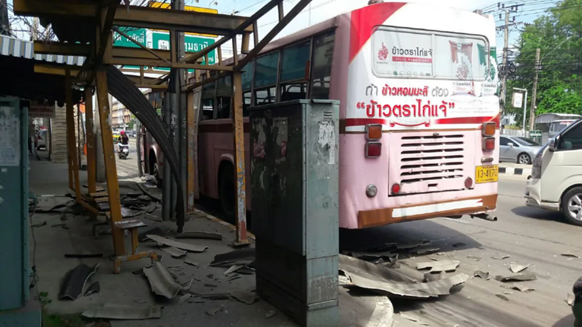 ระทึก! รถเมล์เบรกแตก เสียหลักชนเสาไฟฟ้าและป้ายรถเมล์ พังเกือบทั้งหลัง ส่งผลให้มีผู้ได้รับบาดเจ็บ 2 คน เกิดบริเวณห้าแยกปากเกร็ด
