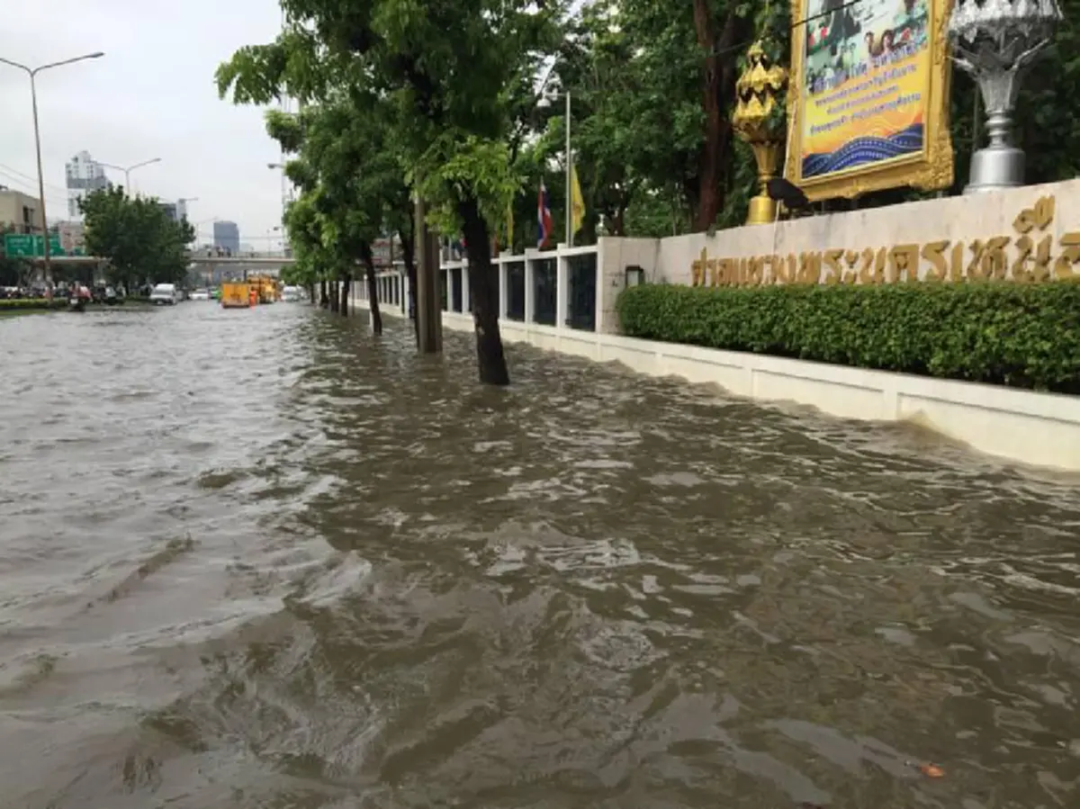 คนกรุงรอลุ้นกัน !!  พรุ่งนี้กรุงเทพฯจะเกิดวิกฤติ รถติด-น้ำท่วมอีกหรือไม่  (ชมภาพ) 