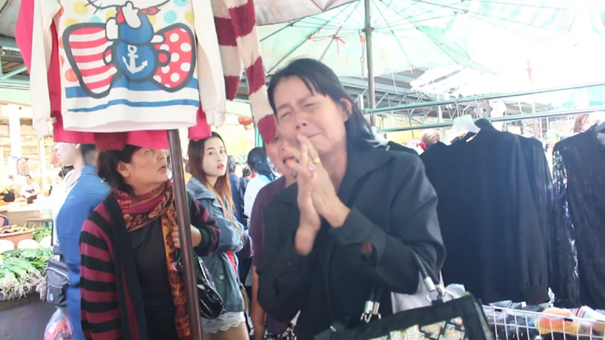 ซวยส่งท้ายปี!! "สาวใหญ่" ยกมือไหว้ ร้องโฮกลางตลาด หลังถูกชวนคุยไม่กี่คำ รู้ตัวอีกที เงินหายเป็นแสน!!