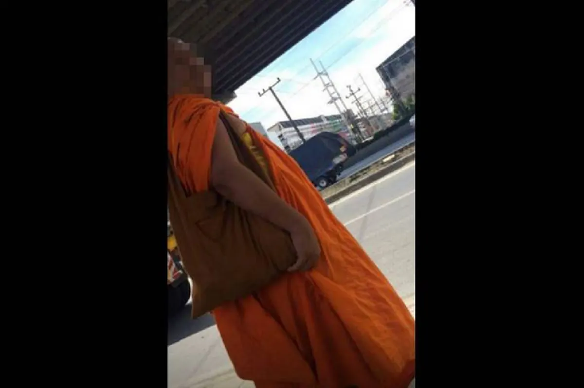 อุบาทว์ !!! "พระ" งัดเจ้าโลก! ช่วยตัวเอง! กลางป้ายรถเมล์ แต่เจอนศ.สาวสติดี ไม่กรี๊ด! แอบถ่ายคลิปไว้ได้เต็มๆ