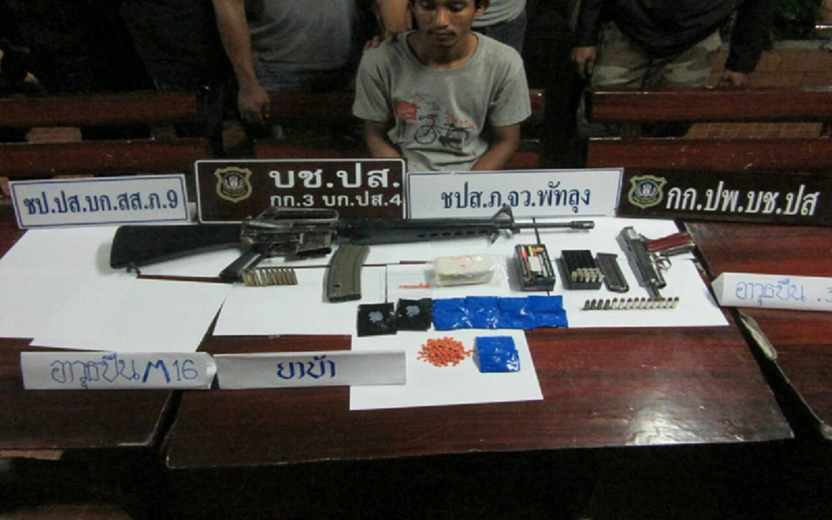 โห!! นึกว่าจะไปก่อสงคราม ตร.ปราบปรามเมืองลุง ยึด "M16-ปืนพก" พร้อม ยาบ้ากว่า 3,000 เม็ด - ก่อนตั้งข้อหาแบบนี้!!??