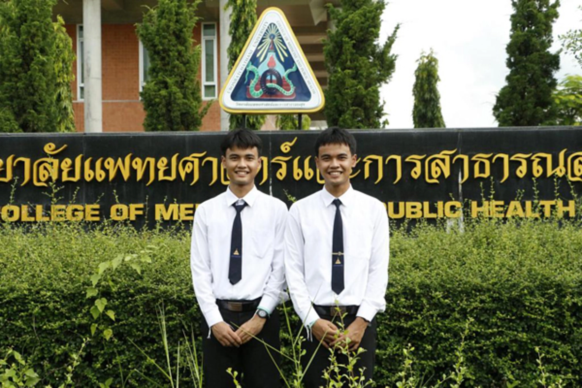 เก่งชะมัด!!! คู่แฝดศรีสะเกษสอบติดเเพทย์พร้อมกันแถมเรียนเก่งเกรดเฉลี่ย 3.96 ลั่นอยากเป็นหมอดูแลพ่อเเม่ยามแก่เฒ่า !?!