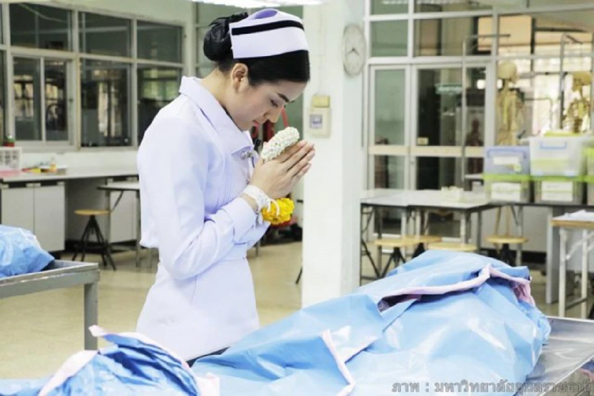 น้ำตาไหลพรากด้วยความอาลัยรักแม่อาจารย์ใหญ่ เมื่อบันฑิตพยาบาลสาวทำสิ่งนี้ให้ท่าน(ภาพ-รายละเอียด)