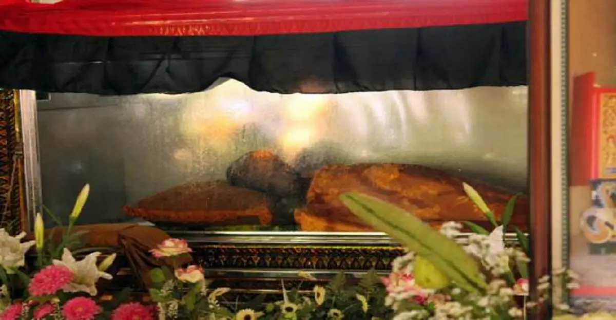 สาธุเด้อ! "หลวงปู่น้อย" เกจิแดนอีสาน พระนักปฏิบัติสละละสังขารอยู่ในโลงแก้ว ไม่เน่าเปื่อยแถมผิวพรรณเปล่งปลั่ง กราบสาธุ!!!