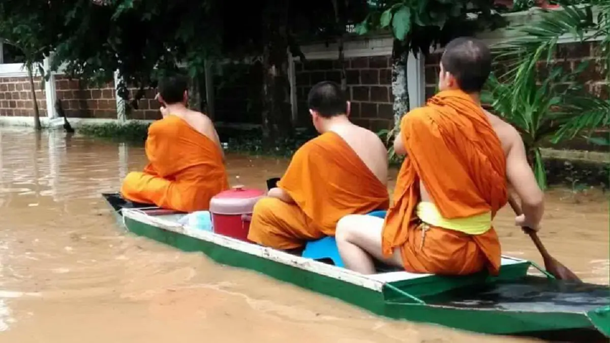 สาธุ..สุดซึ้งน้ำใจ!! พระสงฆ์เมืองน่านเข้าครัว-พายเรือ ออกแจกอาหารชาวบ้านผู้ประสบภัยน้ำท่วม!!(มีภาพ)