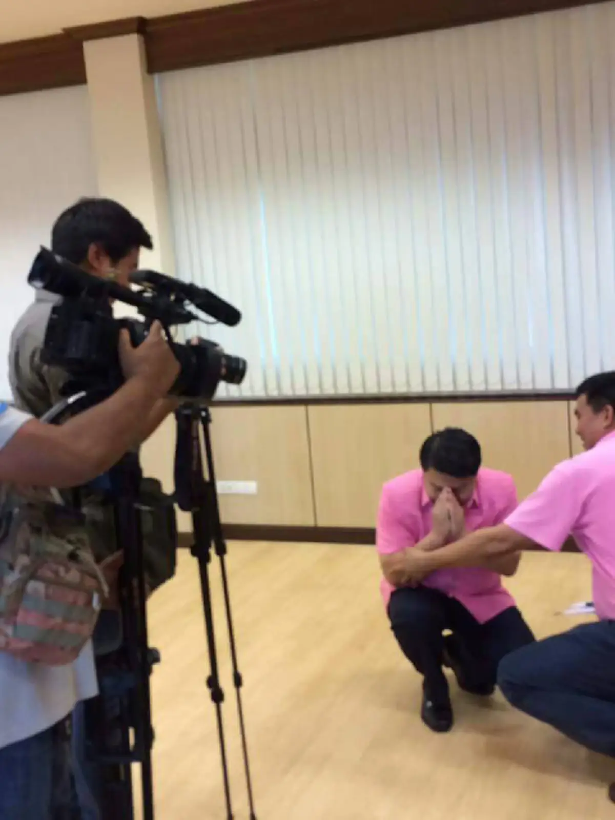 ทำไปเพื่ออะไร???"หมอเปรมศักดิ์"บอกโดนสื่อประชิดตัว ถึงกับต้องนั่งลงไหว้พร้อมพูดคำนี้ออกมา ทั้งที่การกระทำของสื่อเพียงแค่สัมภาษณ์(รายละเอียด)