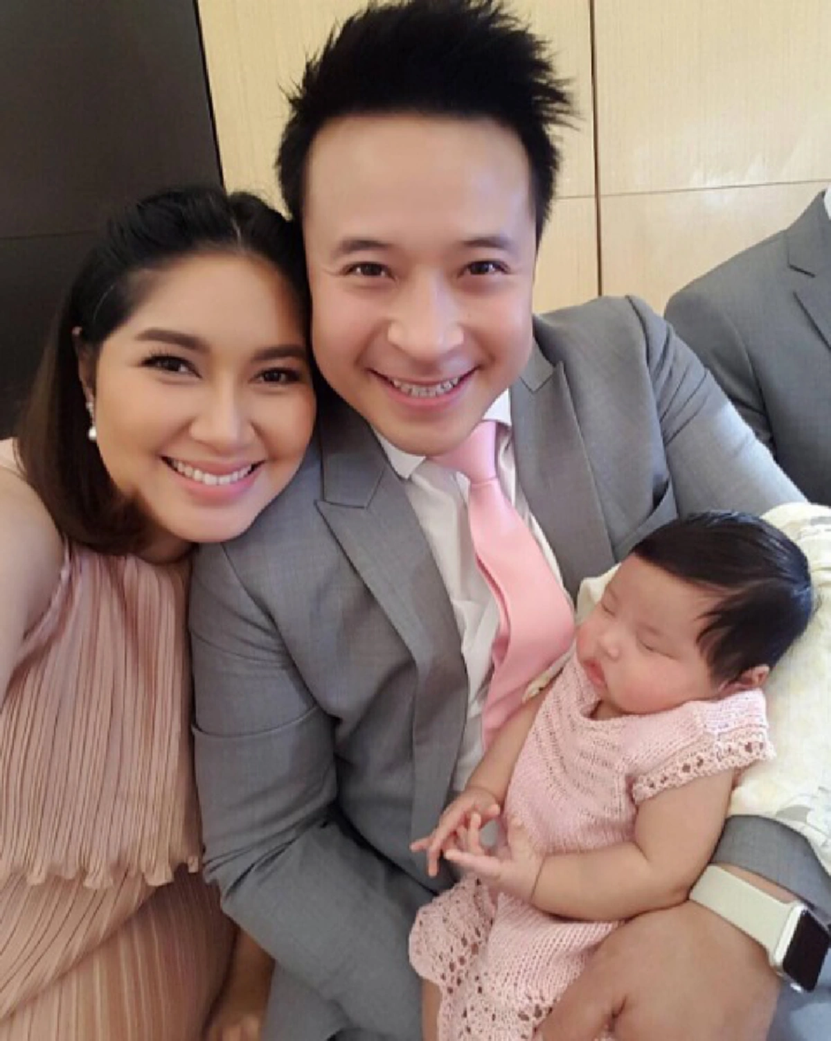 ปลื้มปริ่ม !!! "มิก-เบนซ์" นำ "น้องปริม" บุตรสาว เข้ารับพระราชทานตัดผมไฟจาก "สมเด็จพระเทพฯ" 