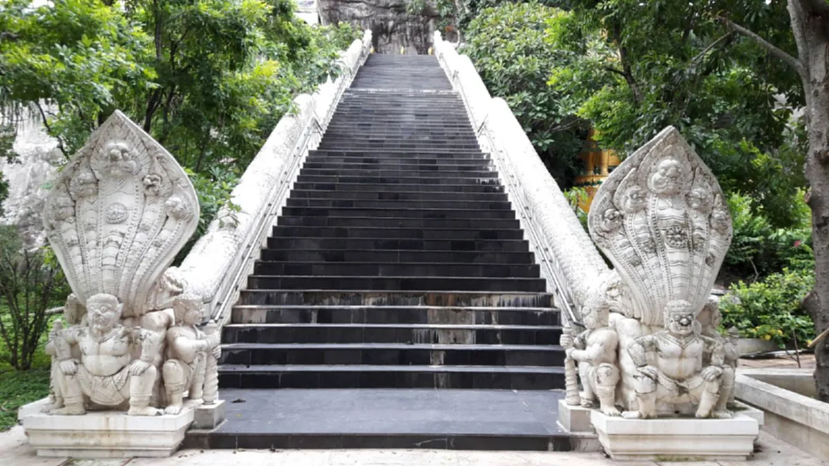 กราบสาธุ!! รอยพระพุทธบาทเบื้องขวา ที่ปรากฏหลักฐานอยู่ในเมืองไทย อายุกว่า ๒,๐๐๐ปี !?!