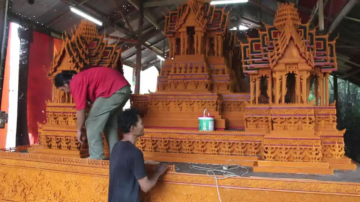 สุดบรรจง!!ช่างฝีมือเร่งสร้างปราสาทผึ้ง สุดวิจิตรงดงาม เป็นความลับแบบยอมกันไม่ได้ เตรียมประกวดงานแห่ปราสาทผึ้งเมืองสกลฯ(มีคลิปข่าว)